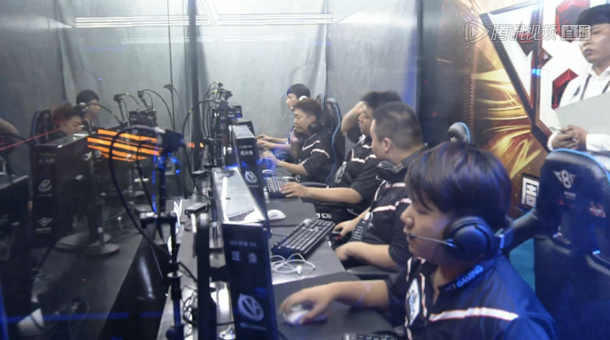 韩轶透露：[ xiye ]将在传奇杯结束后重新加入[ Top Esports ]担任教练。