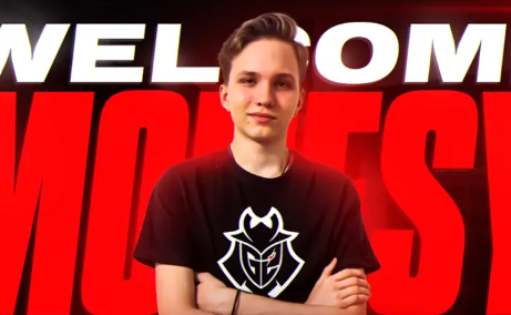 资讯主播躲车里瑟瑟发抖，以为是个菜鸟，结果出来瞬间清场