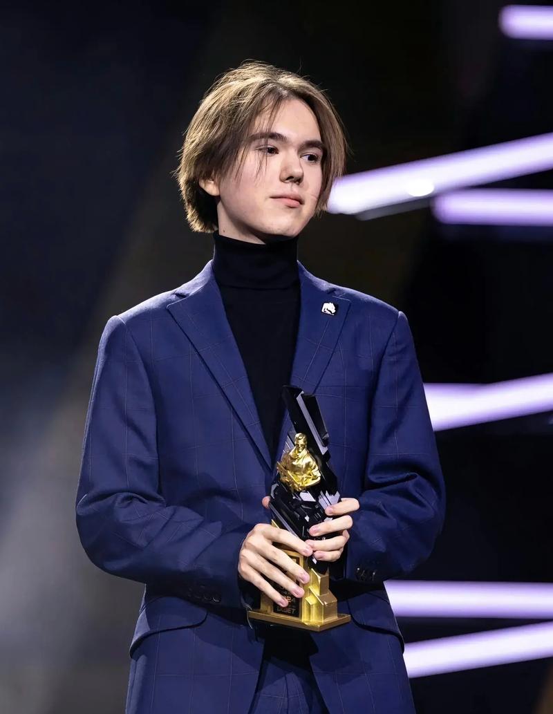 faker ： ＂在我与 SKT 的时光中，我有许多美好的回忆；与 T1 一起，我经历了很多个人成长＂